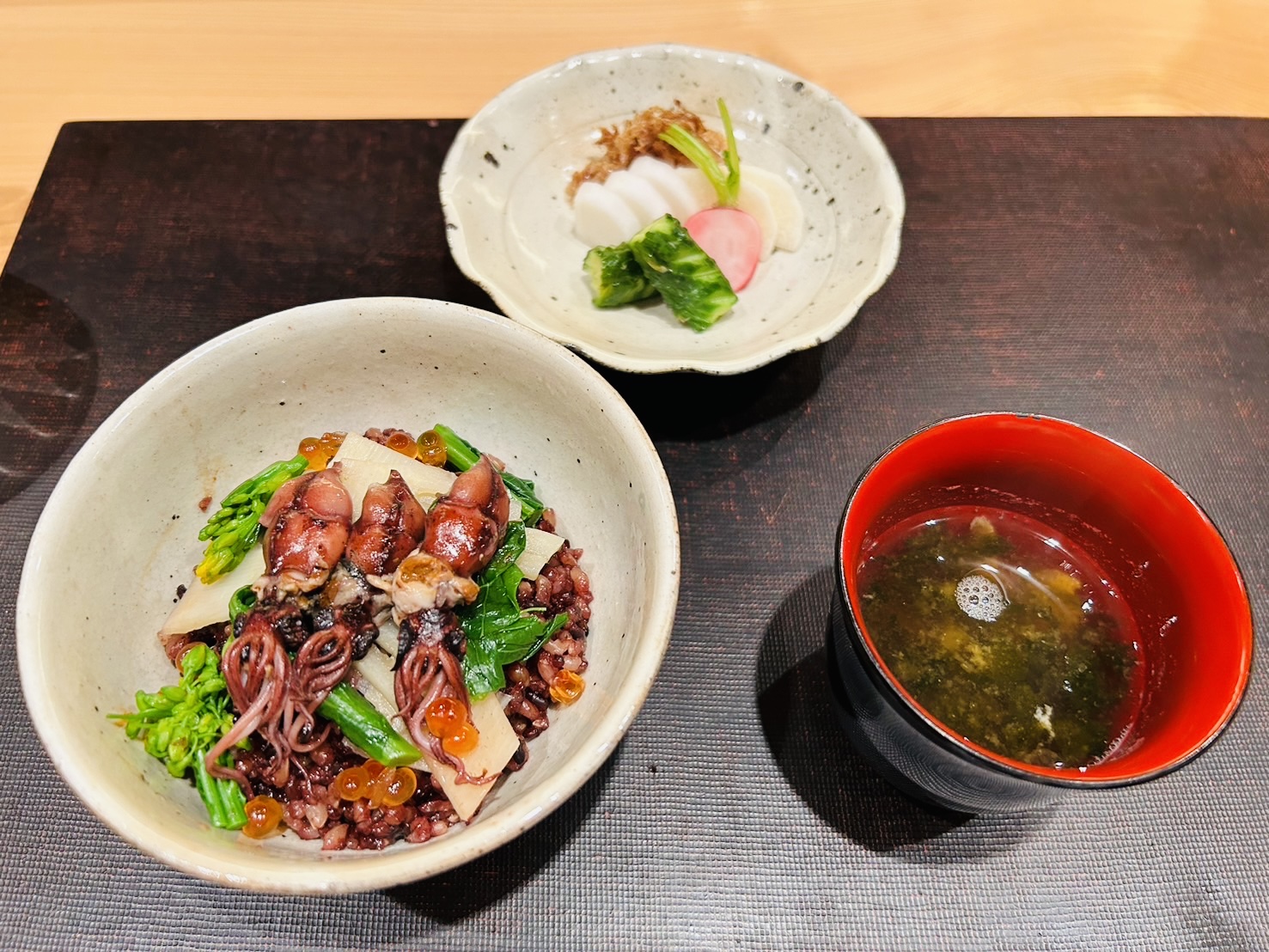 喝米の一膳。ホタルイカと菜の花をのせた喝米、小鉢、赤い椀
